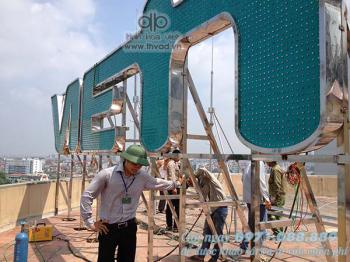 Biển Quảng Cáo Chữ Nỗi Trên Nóc Tòa Nhà