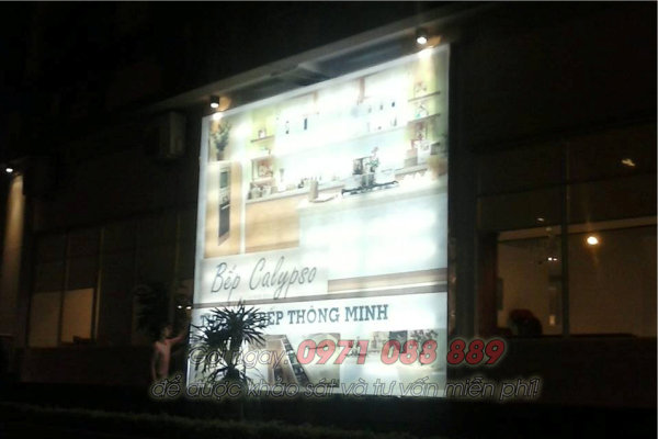 Biển hộp đèn cho nhà hàng vào buổi tối