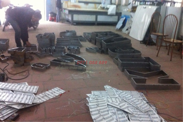 Thi công lắp đặt biển quảng cáo cơ khí mạnh quang