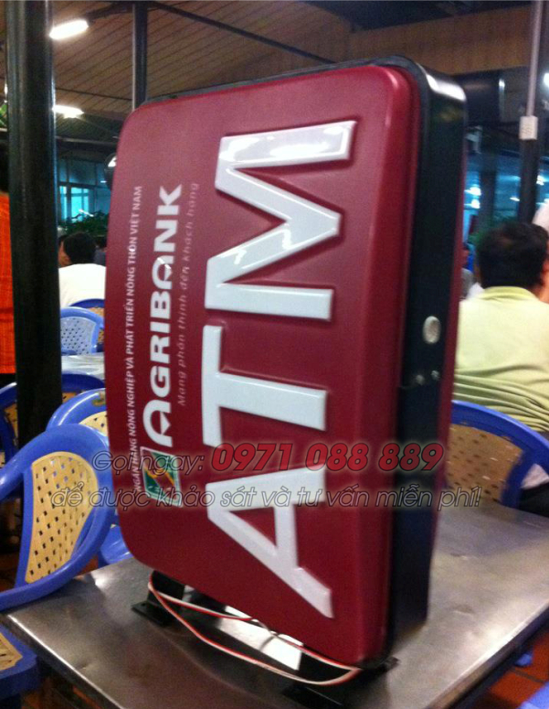 Biển quảng cáo hộp đèn mica hút nổi