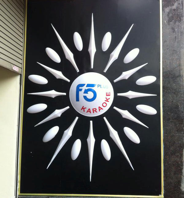 Hút nổi mica trang trí karaoke