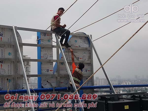 Thi công bộ chữ quảng cáo trên nóc nhà