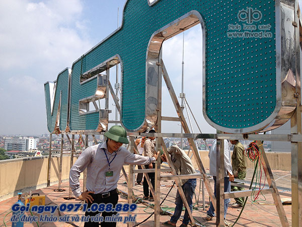 thi công bộ chữ trên nóc nhà