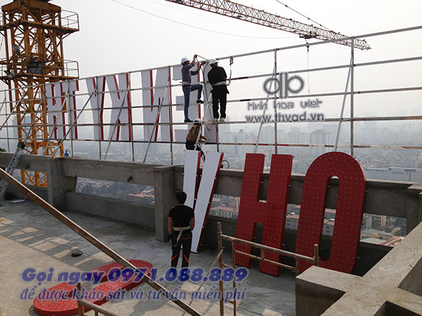 thi công biển quảng cáo trên nóc nahf