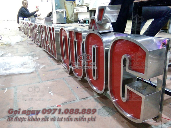Chữ nổi chân inox trắng mặt mica có đèn