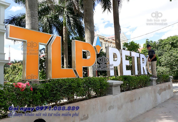 Chữ nổi chân inox trắng mặt mica có đèn