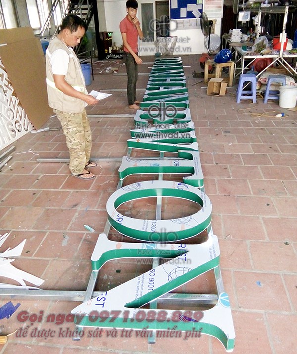 Mẫu biển quảng cáo chữ nổi alu gắn nóc nhà