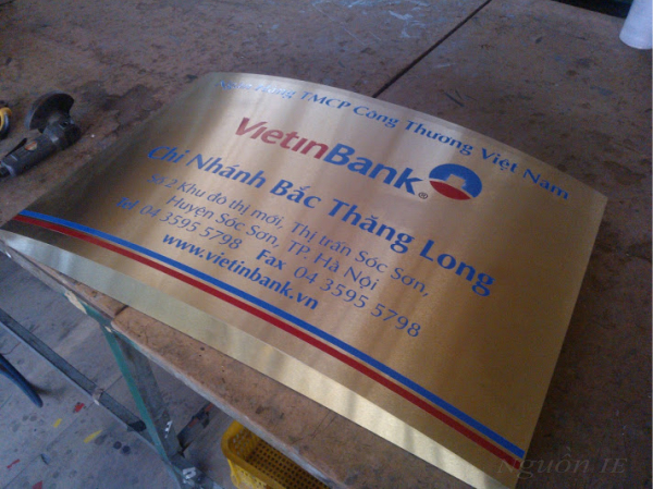 Mẫu biển công ty inox xước chân cong