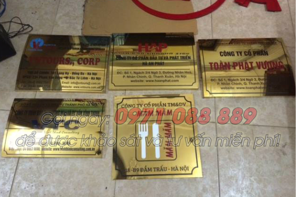 Mẫu biển quảng cáo công ty bằng inox vàng gương