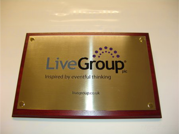 Mẫu biển quảng cáo công ty bằng đồng đế gỗ