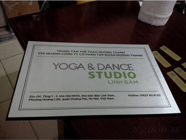 Mẫu biển quảng cáo công ty bằng mica