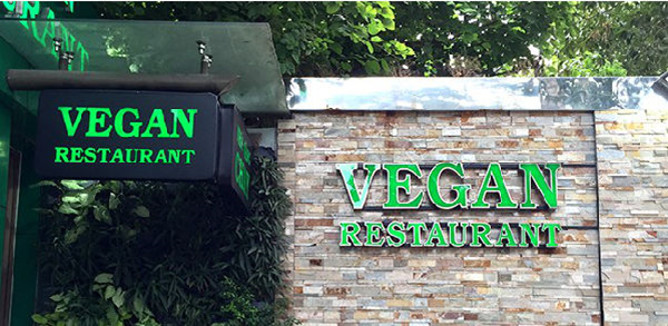 Biển quảng cáo được làm từ chữ nổi Mica